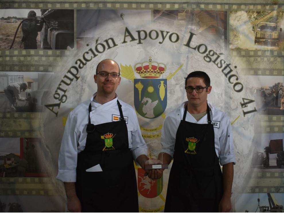 Los cabos Carlos Berrio y Alberto Díez (AALOG 41) con su trofeo de ganadores del II concurso gastronómico.