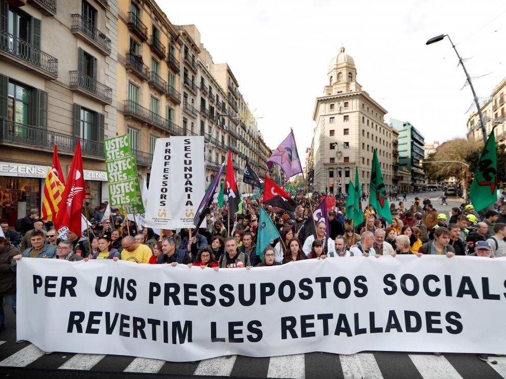 Miles de trabajadores públicos de la Generalitat se manifiestan en Barcelona contra los recortes.