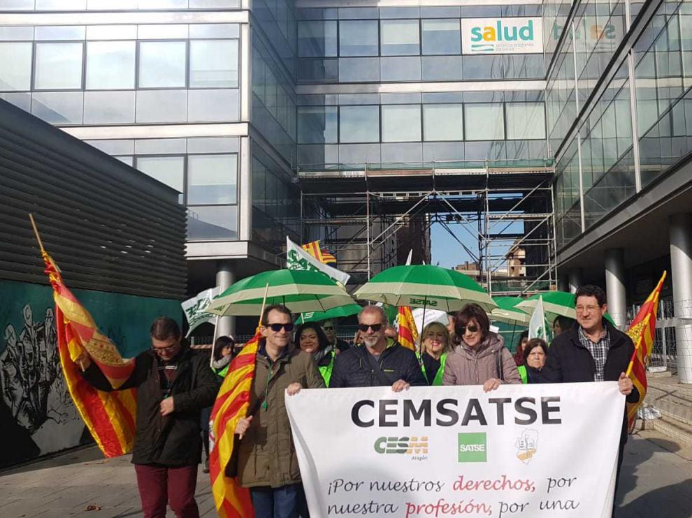 La protesta ha sido esta mañana ante el Salud