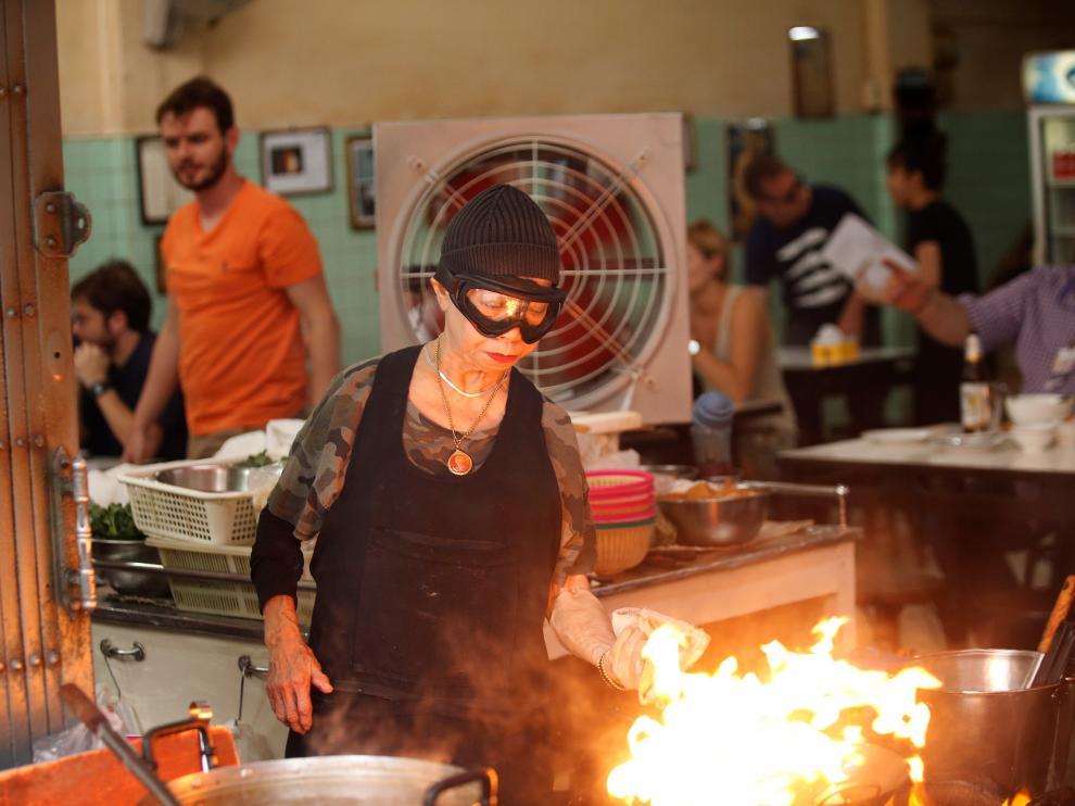 Jay Fai cocinando una de sus famosas tortillas.