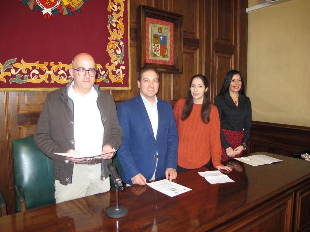 Representantes de las asociaciones de comercio con el concejal José Manuel Valmaña.