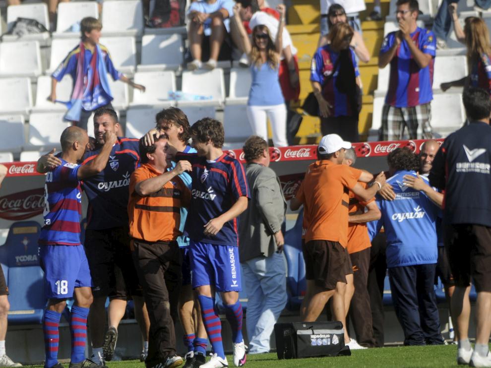 Futbolistas y técnicos celebran la permanencia lograda en Vigo en 2010.