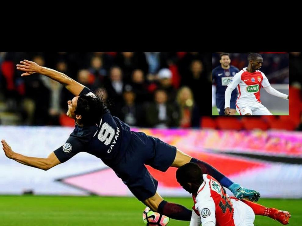En la imagen, Safwan Mbae, disputa el balón con Cavani, jugador del PSG