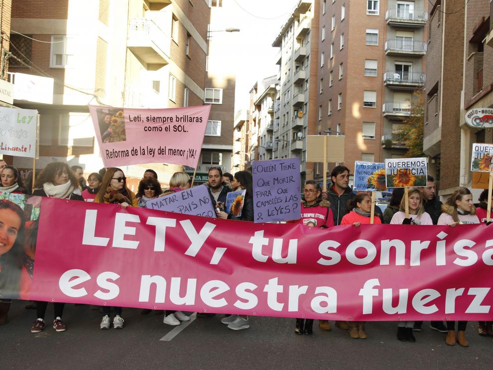 Varias personas se han concentrado a las puertas del juzgado de Menores al grito de "no es un menor, es un asesino".