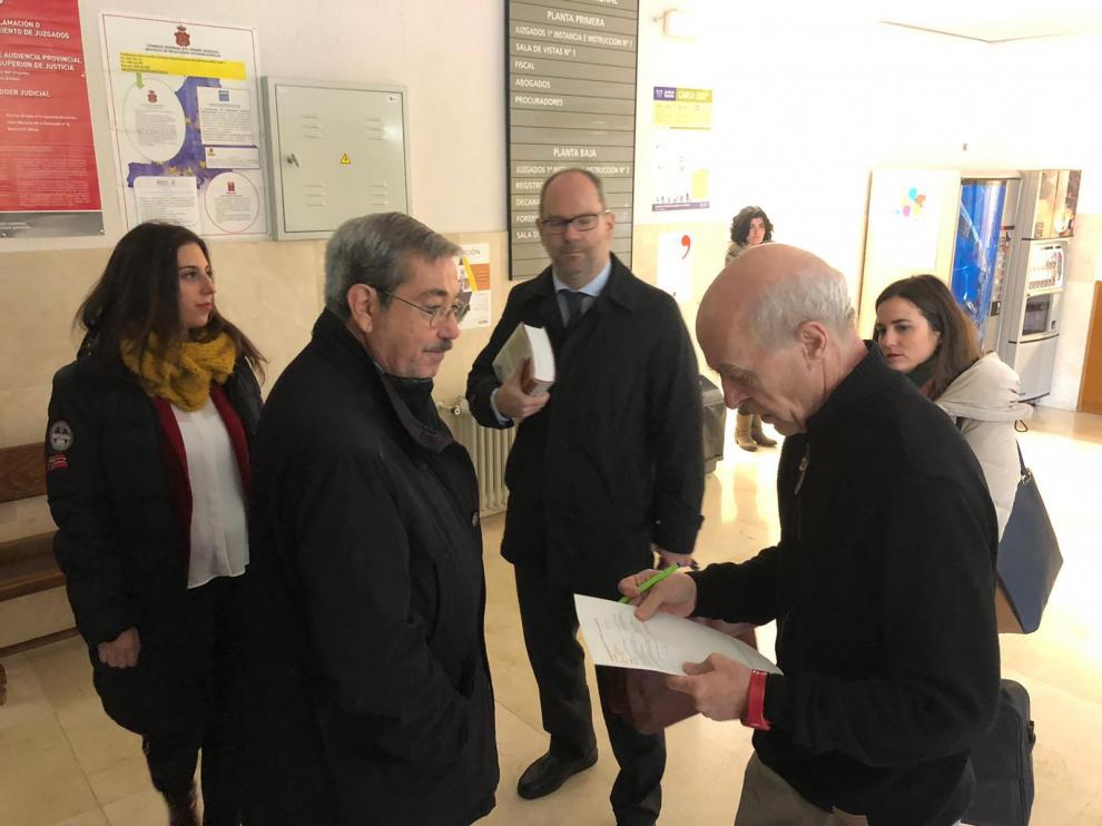 Ambiente a la entrada a la audiencia previa por el juicio de los bienes en el Juzgado de Barbastro