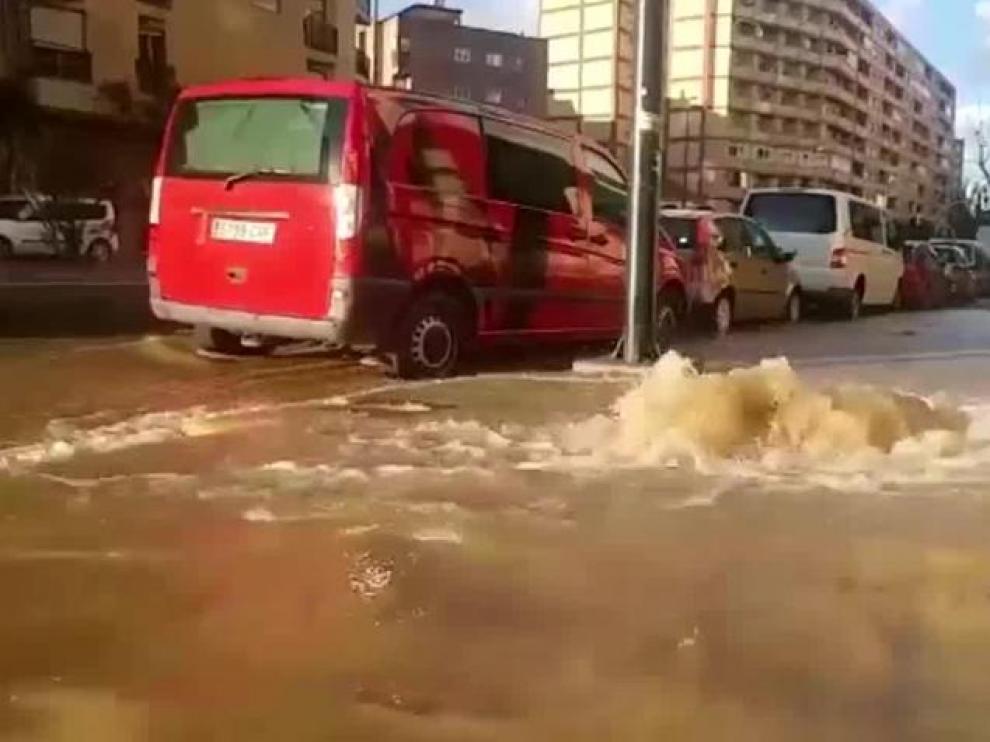 Un reventón en la calle de Vicente Berdusán, en Zaragoza