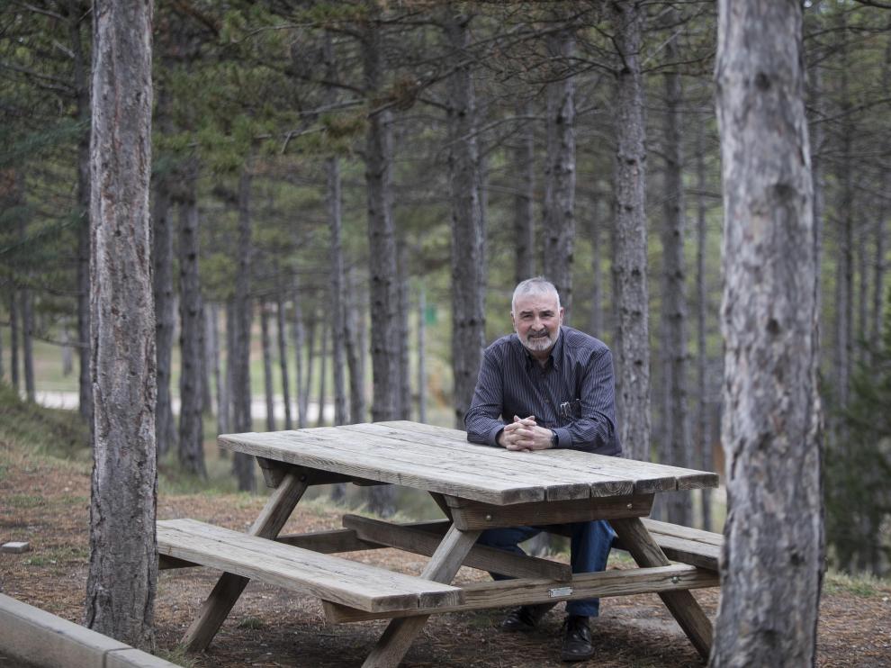 Francisco Martínez, alcalde de Martín del Río, en una mesa del campin local.