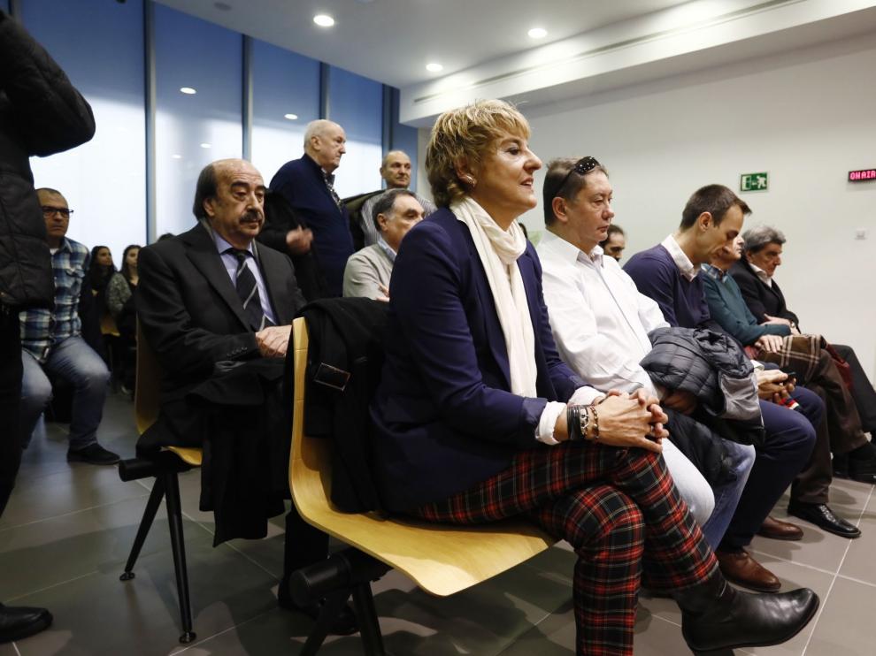 La exregidora, en primer término, sentada ayer en el banquillo durante el juicio junto al resto de acusados.