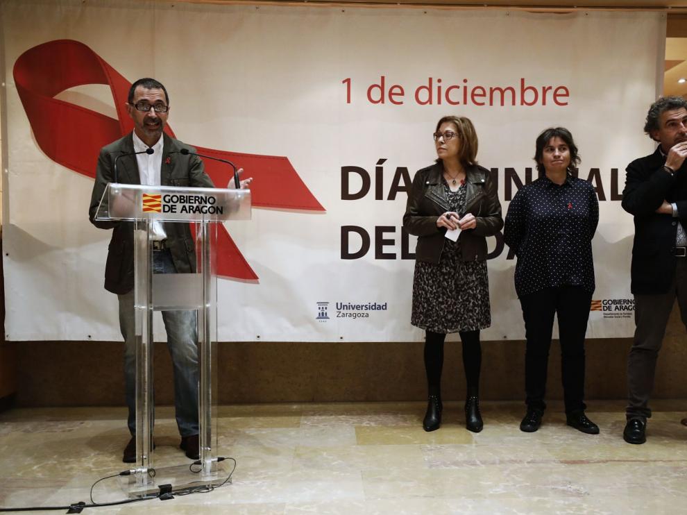Luis Pradas, director de la asociación Mucha VIHda; Pilar Ventura, consejera de Sanidad; Luisa Broto, vicealcaldesa de Zaragoza; y Francisco Javier Falo, director general de Salud Pública.