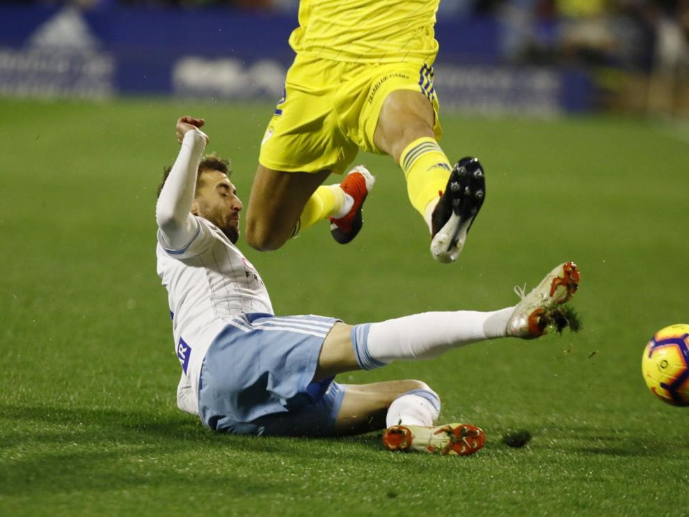 Alberto Benito trata de frenar a un jugador del Cádiz.