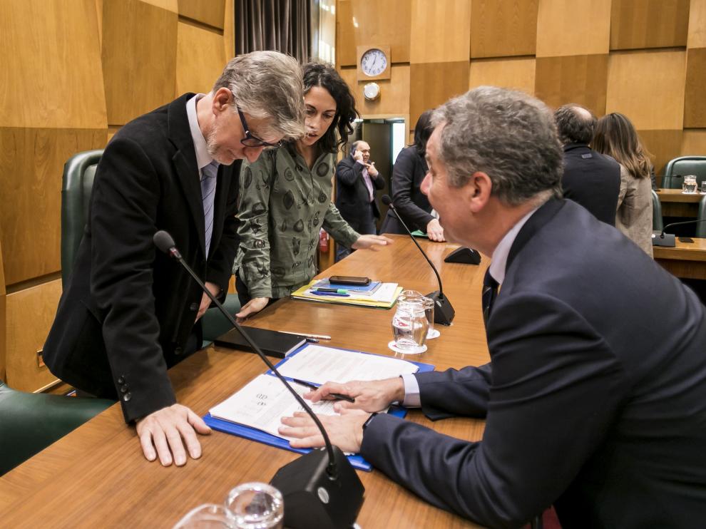 El alcalde Santisteve, momentos antes de iniciarse la votación de las resoluciones.