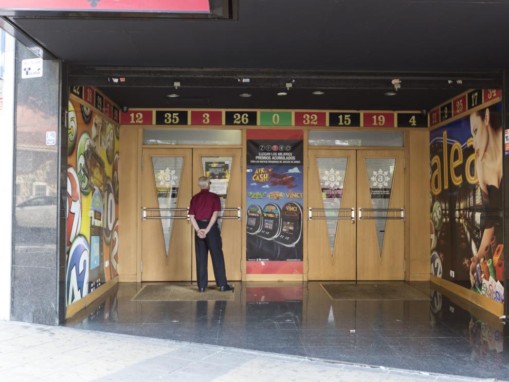 Acceso a un salón de apuestas.