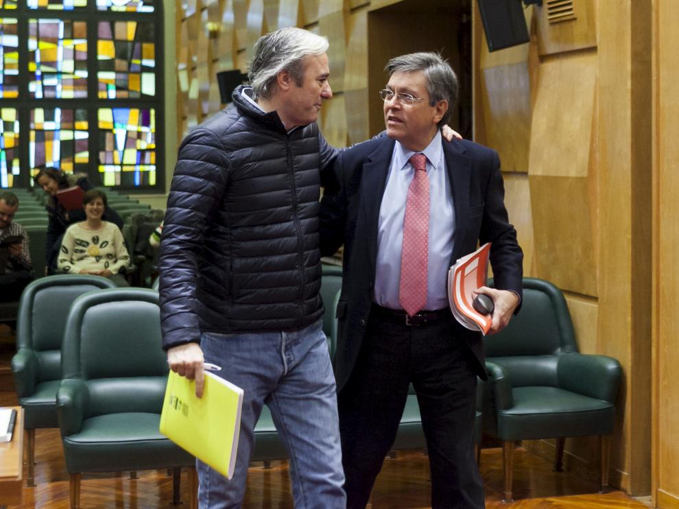 Los concejales populares Jorge Azcón y José Ignacio Senao, durante un pleno municipal.