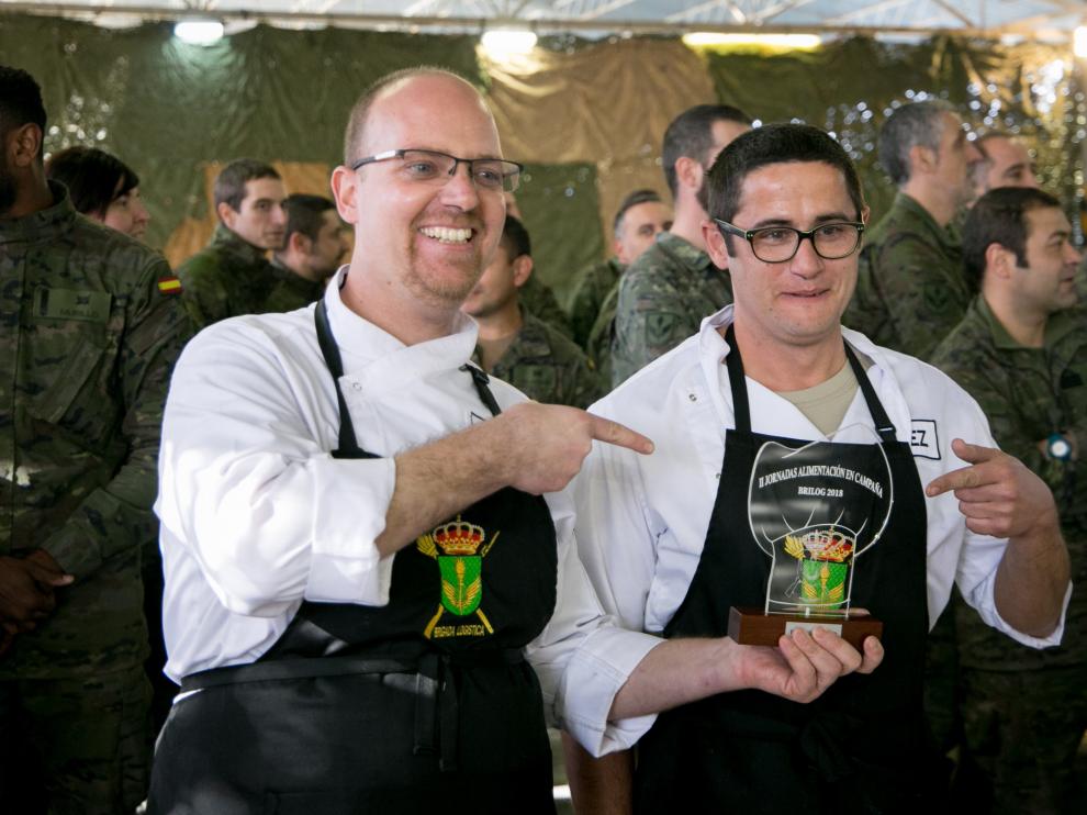 Los cabos Carlos Berrio (izda.) y Alberto Díez consiguieron el primer puesto con una propuesta muy bien emplatada y que potenciaron con el sabor de la panceta.