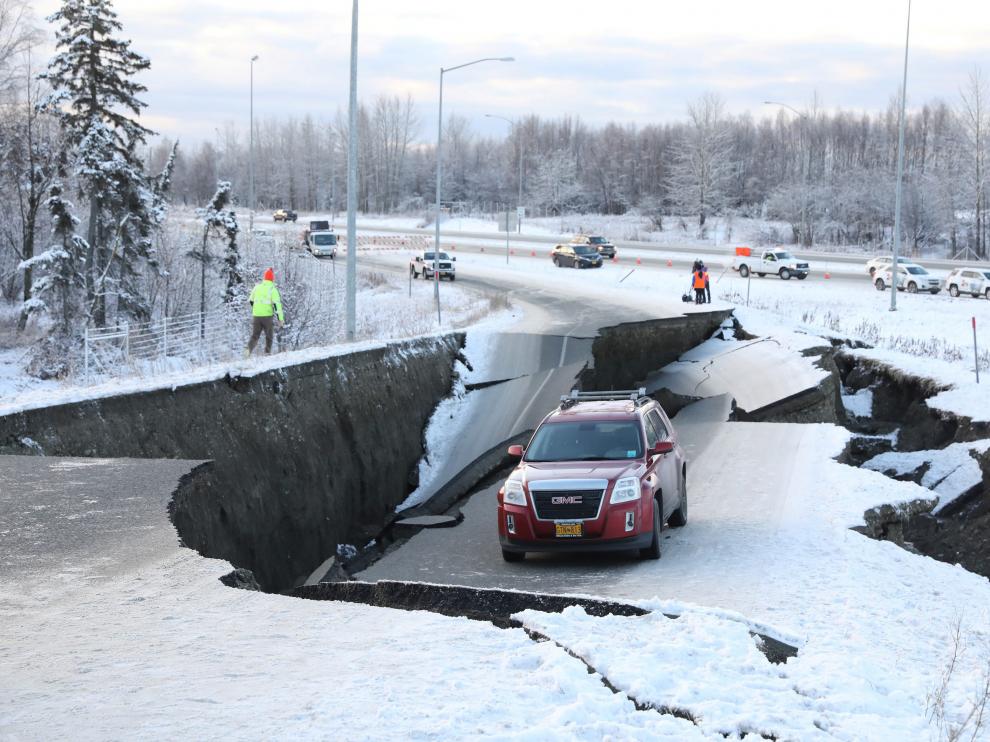 Una carretera, destrozada por el seísmo.