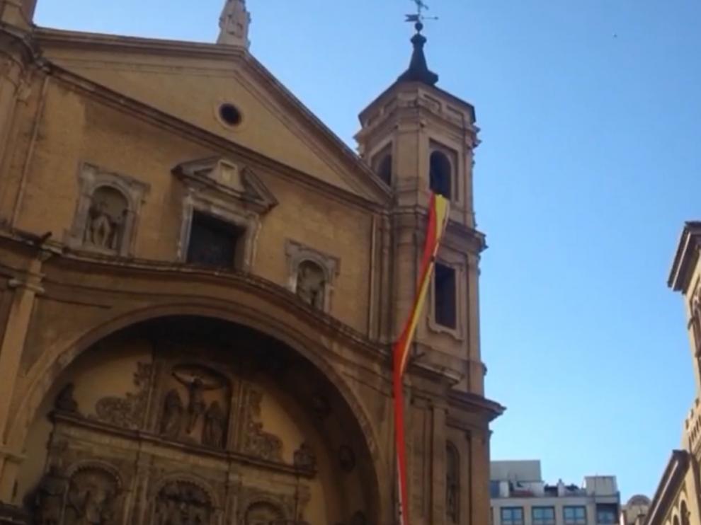 Una bandera nacional colgada en la fachada de la iglesia de Santa Bárbara