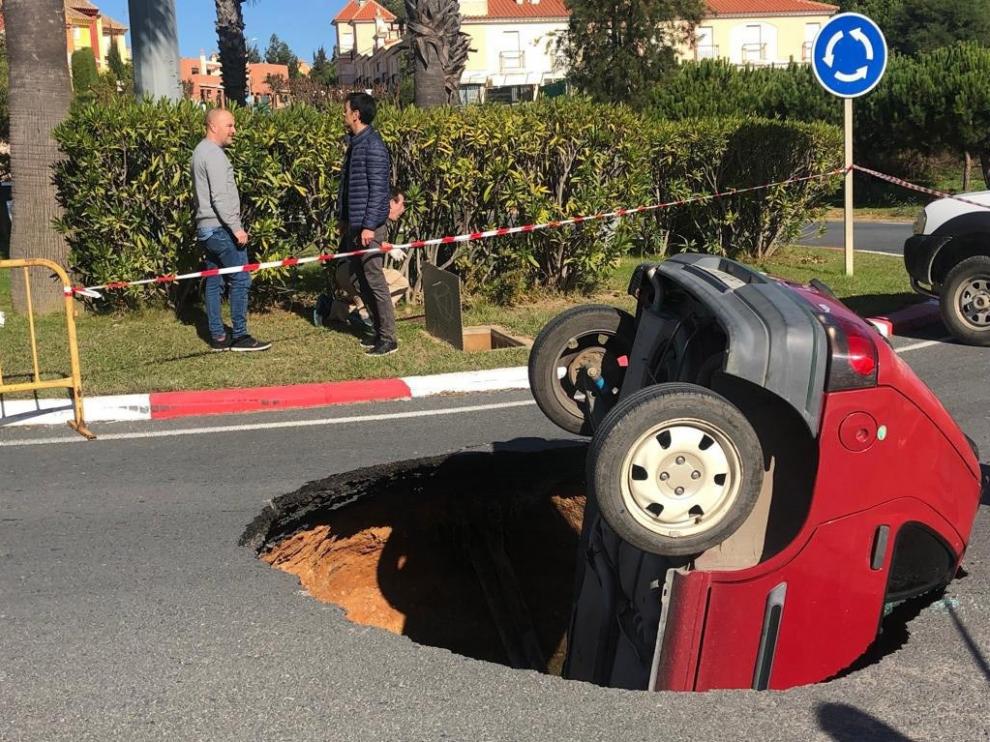 El coche quedó volcado