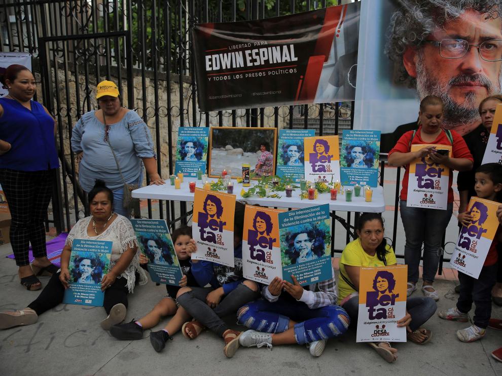 Un grupo en apoyo a Berta Cáceres se ha concentrado a las puertas del juzgado.
