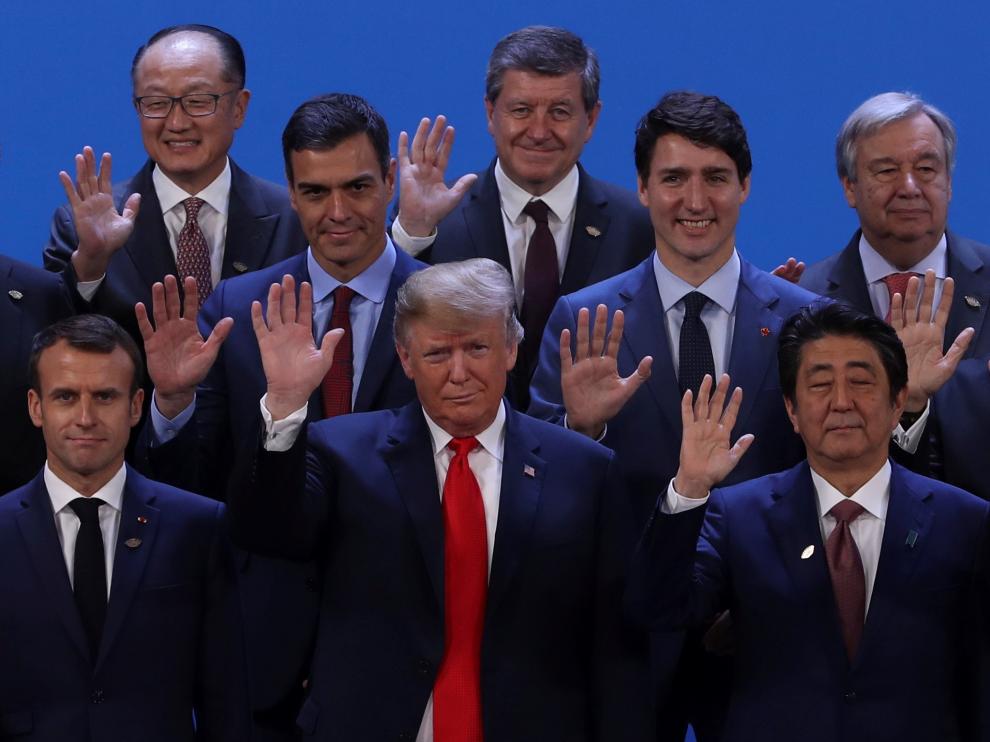 Pedro Sánchez, situado detrás del presidente estadounidense Donald Trump, en la cumbre del G20.