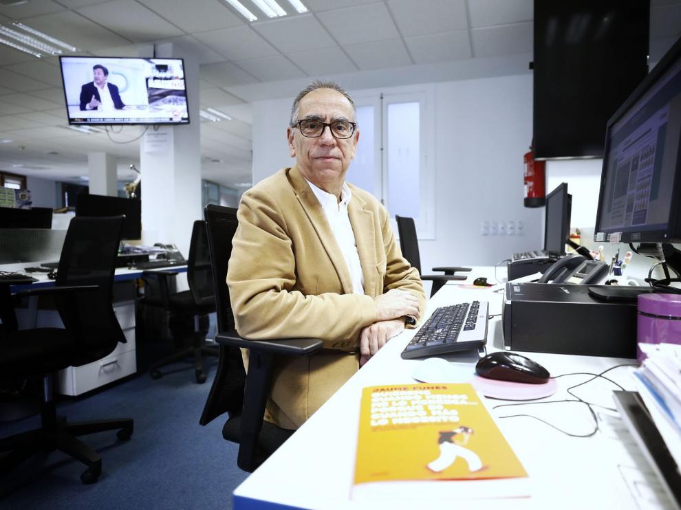 Jaume Funes, pedagogo, escritor y periodista, en la redacción de Heraldo.