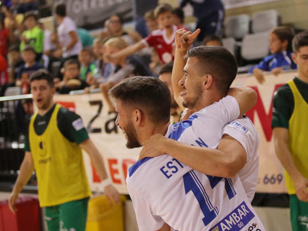 Los jugadores del Fútbol Emotion celebran un gol