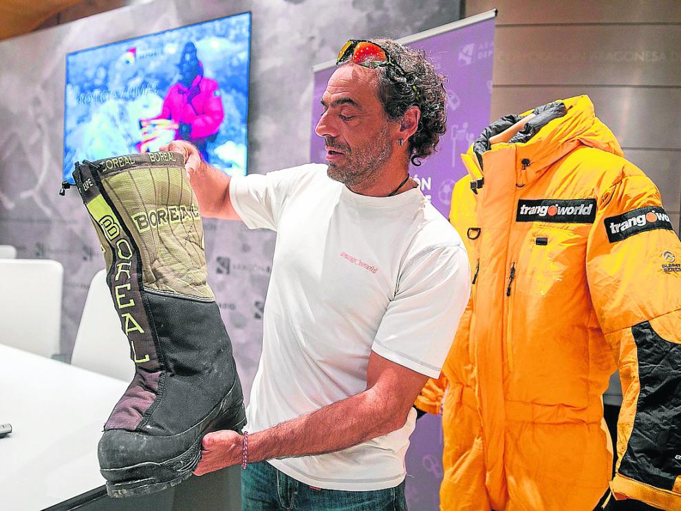 Pauner muestra las botas que utilizará en su próximo viaje a la Antártida.