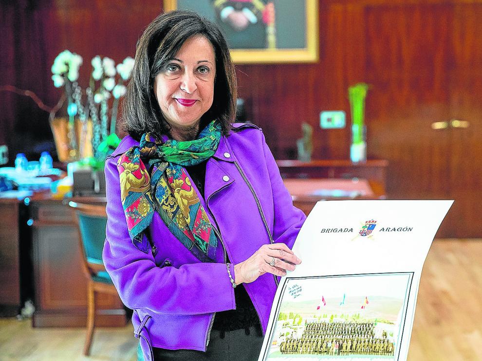 La ministra de Defensa, Margarita Robles, muestra un calendario de la Brigada Aragón I con una foto en su misión del Líbano.