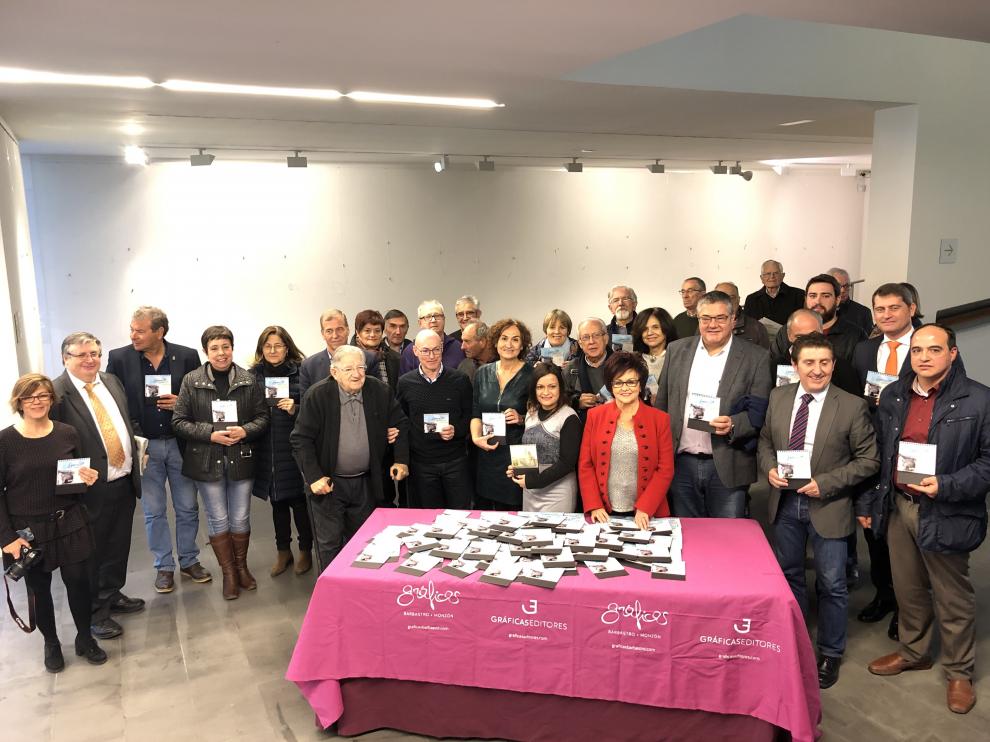 Asistentes a la presentación con el calendario de Sijena.