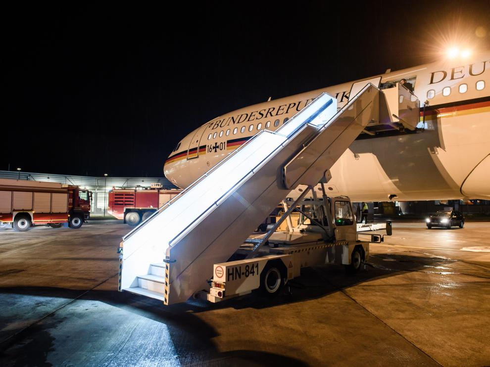 El avión de Merkel, en la pista del aeropuerto de Colonia donde se vio obligado a aterrizar por una avería.