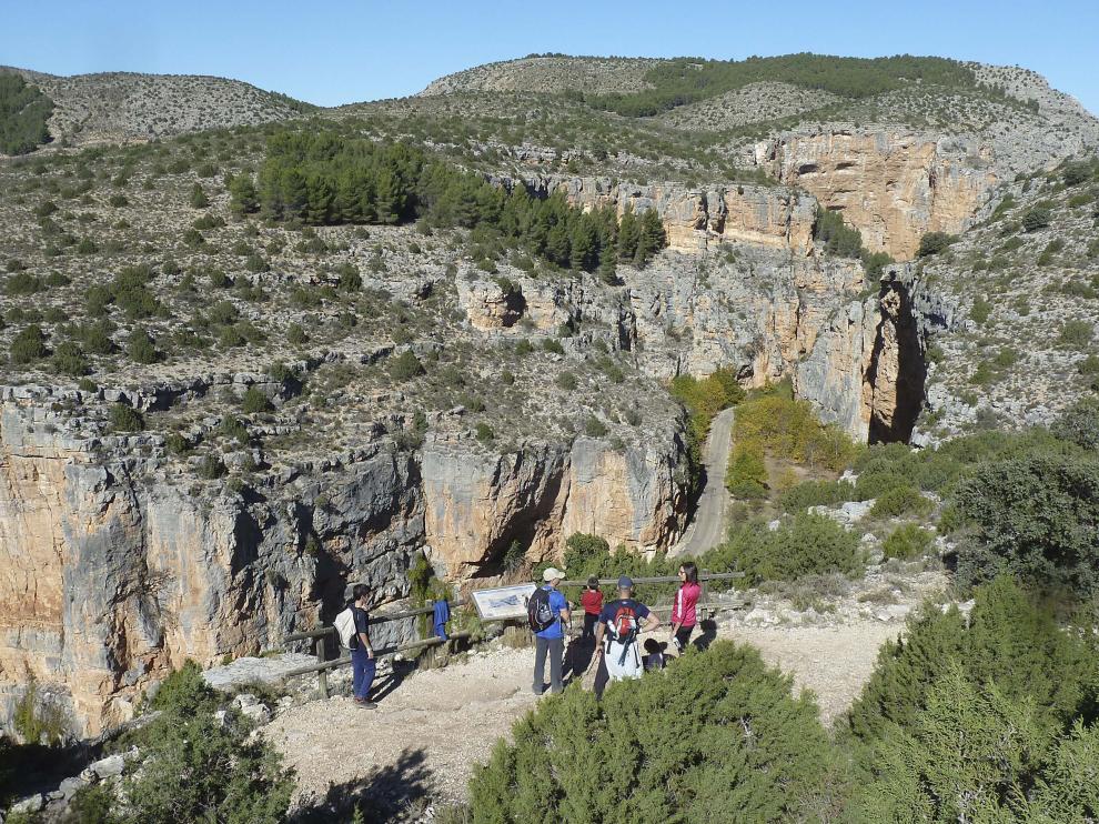 Grupo senderista en el mirador del Mesa.