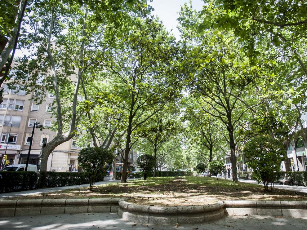 Paseo de la Constitución, en Zaragoza, cuyo bulevar peligra en los planes de la línea 2 del tranvía.