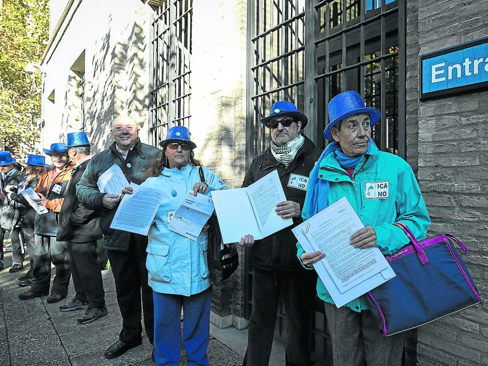 Los integrantes de la RAPA muestran sus reclamaciones con el ICA, ayer a las puertas del Pignatelli.
