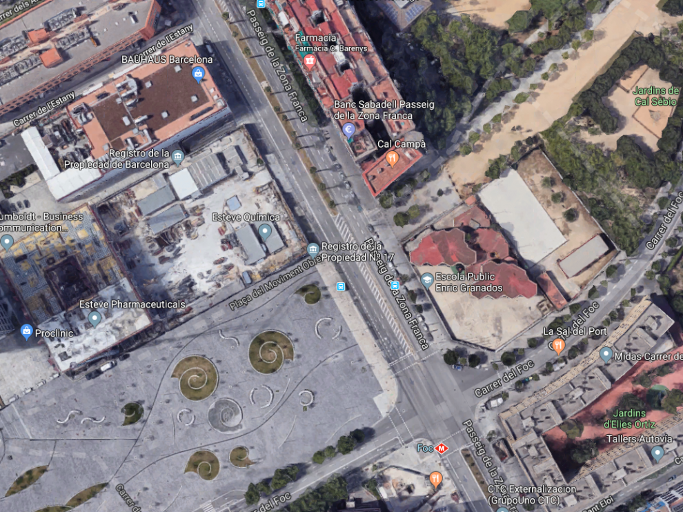 El incendio ha tenido lugar en una vivienda situada en el paseo de la Zona Franca en la confluencia con la calle del Foc