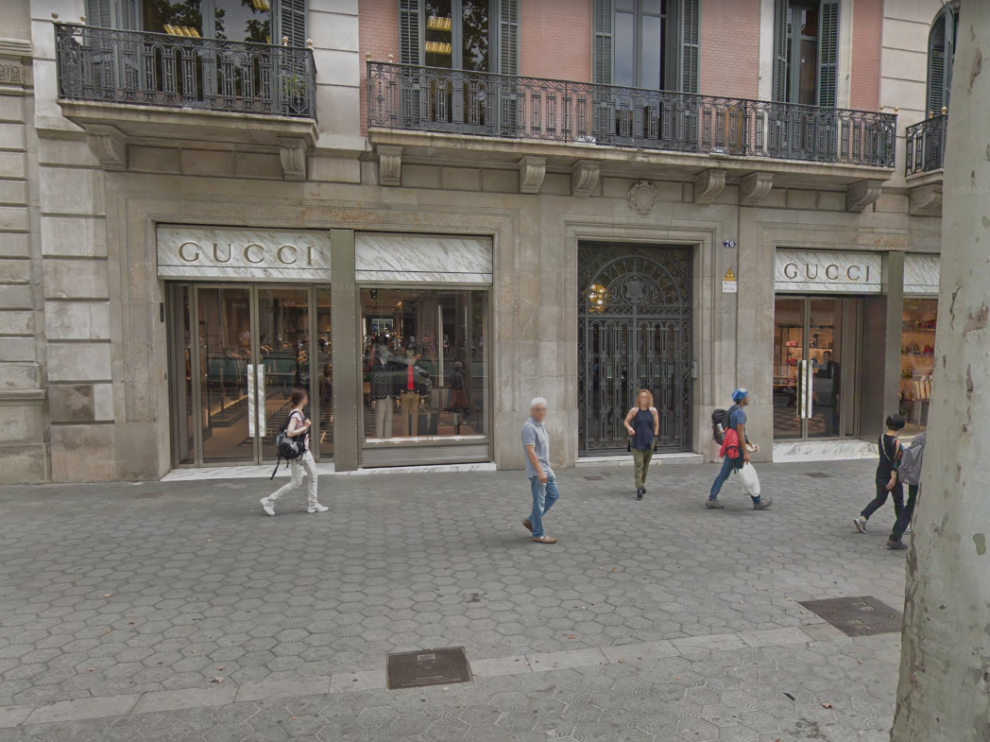 La tienda de Gucci del paseo de Gracia donde los aluniceros han cometido el robo.