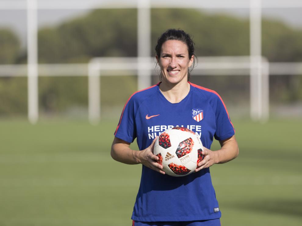 Silvia Meseguer, posando en la Ciudad Deportiva del Atlético Féminas.