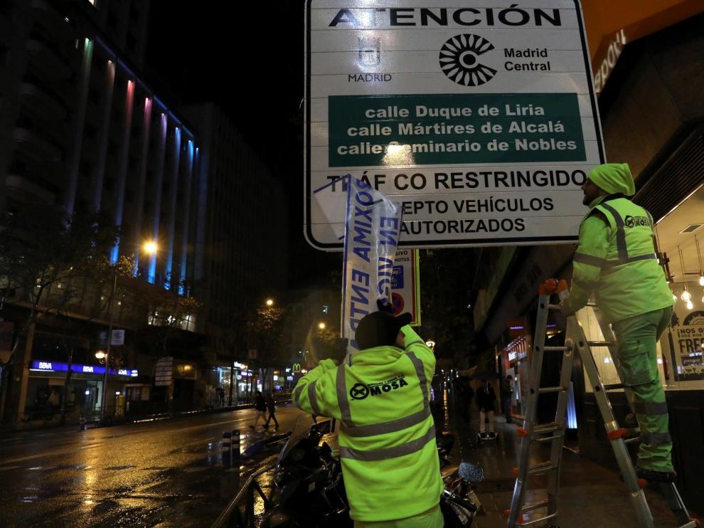 Colocación de las señales que restringirán el tráfico a partir de ahora.