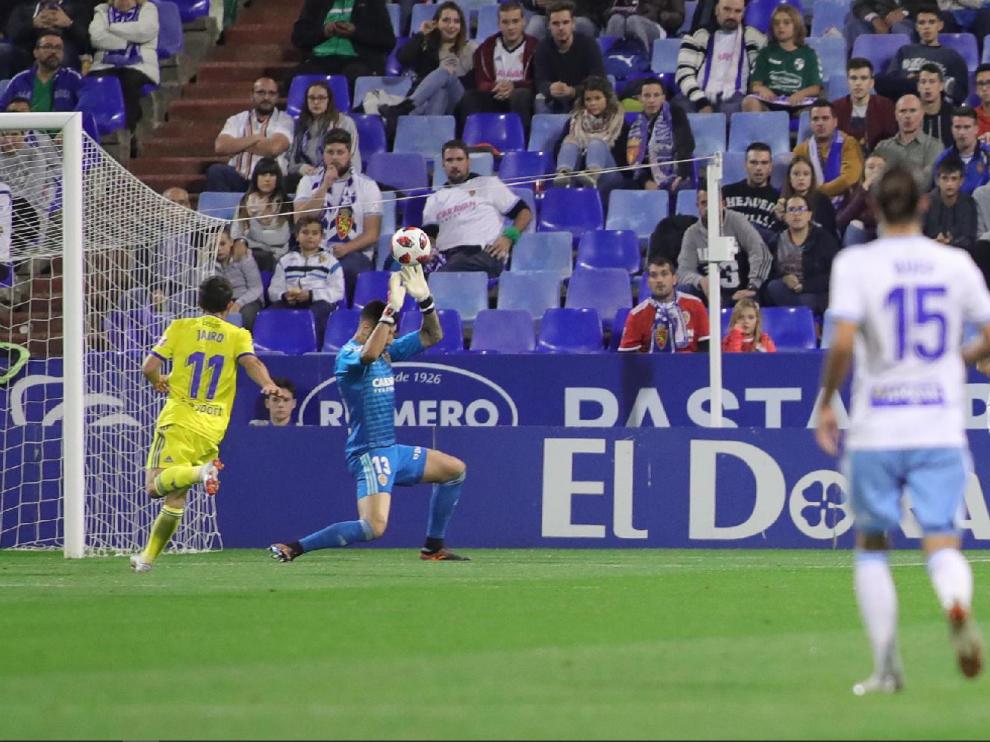 Momento en el que Vallejo anota el 0-1 en el partido Real Zaragoza-Cádiz de hace 40 días en La Romareda, en el torneo de Copa.