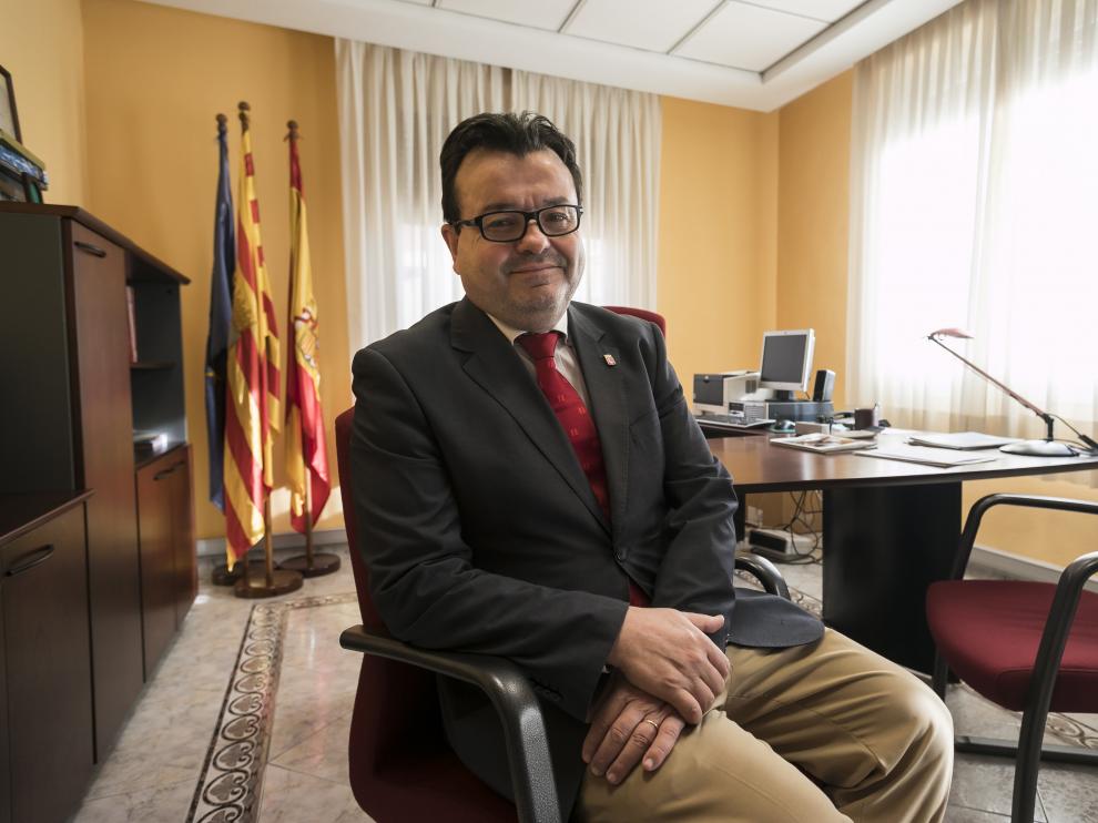 Luis Zubieta, en su despacho en la sede de la federación de municipios aragoneses.