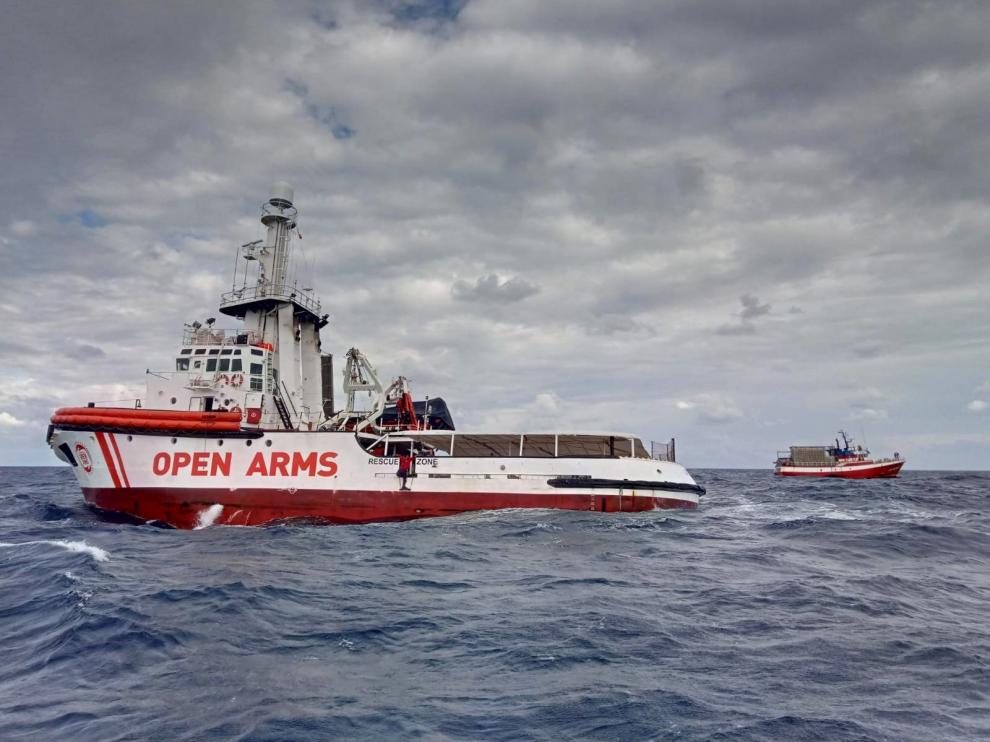 Fotografía facilitada por Open Arms cuyo barco de rescate ha pedido a la autoridad de salvamento marítimo (SASEMAR) que autorice la transferencia de los 11 migrantes rescatados por el pesquero "Nuestra Madre de Loreto", donde la situación es muy crítica tras diez días de bloqueo.