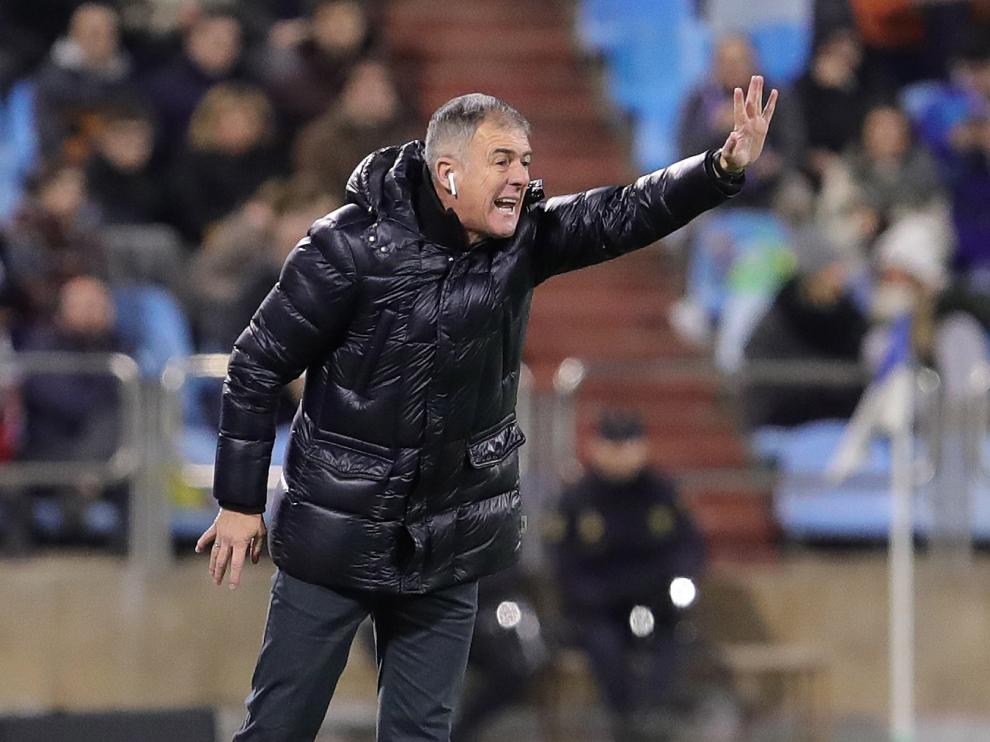 El entrenador del Real Zaragoza, Lucas Alcaraz, da instrucciones en el partido contra el Cádiz