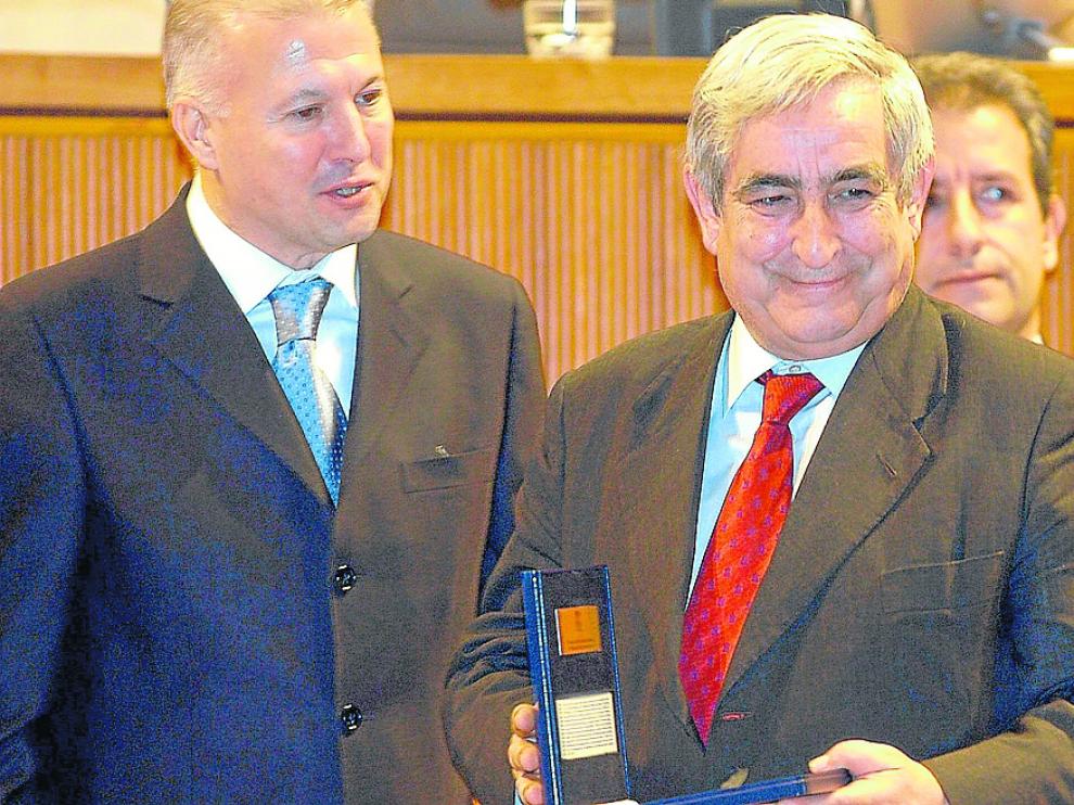 Francisco Pina izqda. entrega a Cisneros la medalla de las Cortes en el 25 aniversario de la Constitución.