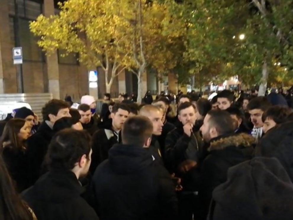 Pombo, en el centro, rodeado de un grupo de aficionados zaragocistas que esperaron la salida de los jugadores en la medianoche del viernes tras la derrota por 0-1 ante el Cádiz.