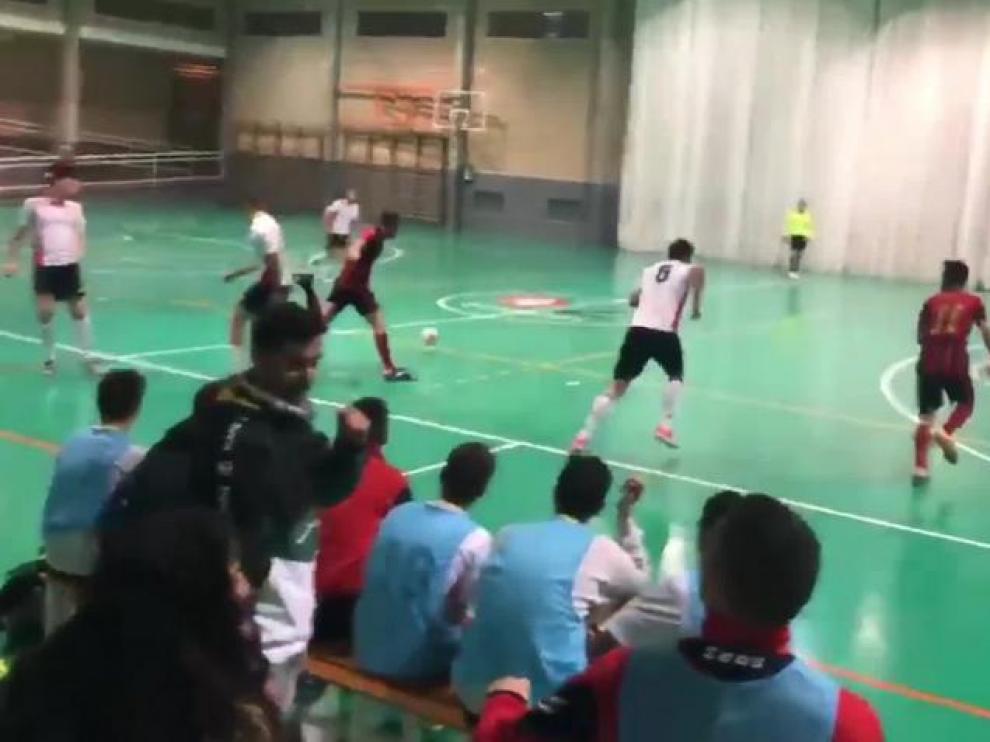 Un jugador agrede a un árbitro