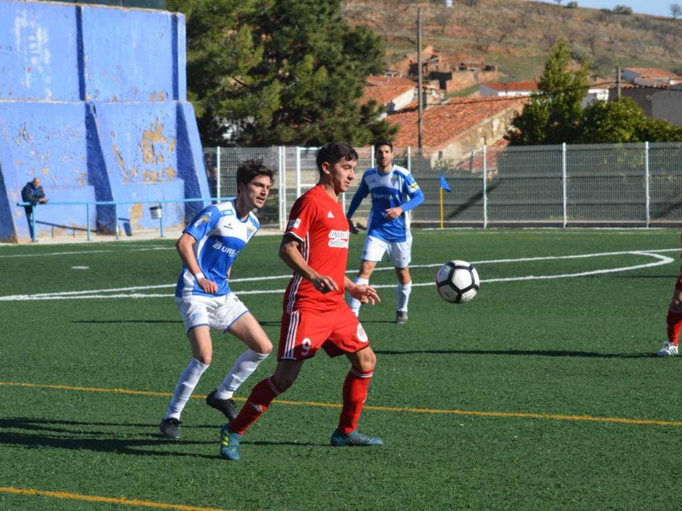 Un lance del partido entre el Herrera y Caspe.