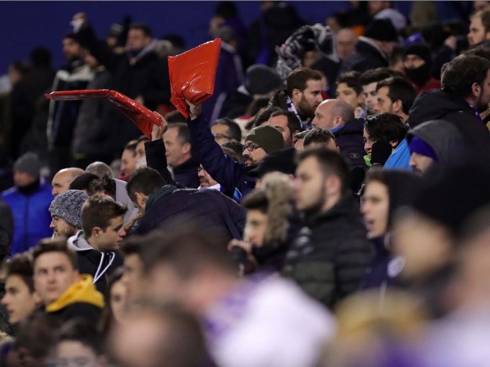 La afición del Real Zaragoza, el pasado viernes tras la derrota ante el Cádiz en La Romareda por 0-1.