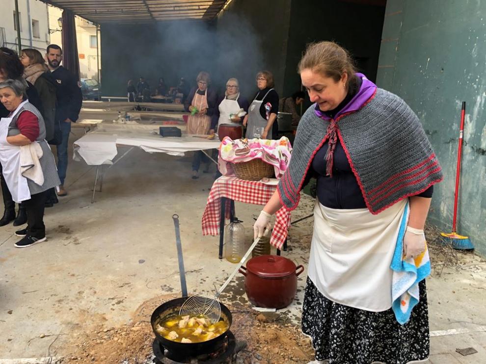 Elaboración de mondongo y de licor en la Jornada de la Matacía en Colungo