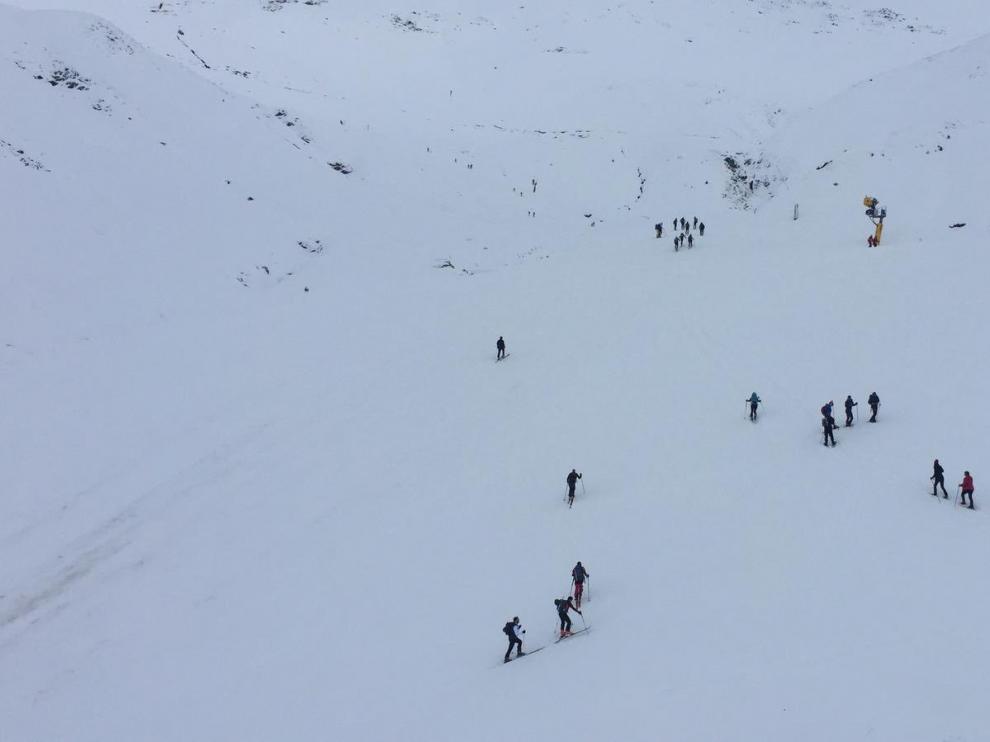 Astún, que estaba este fin de semana cerrada, recibió a cientos de esquiadores de montaña