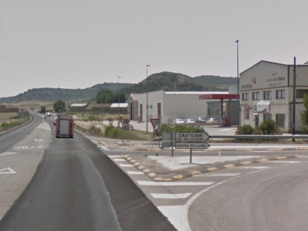 El accidente mortal se produjo a un kilómetro del casco urbano de Sierra de Luna, en la A-124, en dirección hacia Erla.