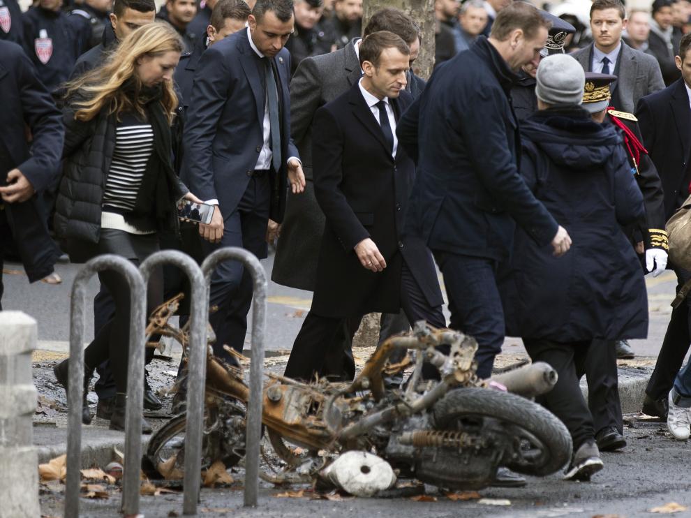 Macron, visitanto la zona de las protestas.