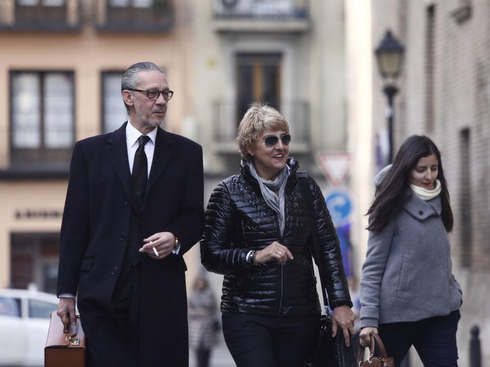 La exalcaldesa, acompañada de su abogado, Santiago Palazón, a su llegada a la Audiencia de Zaragoza este lunes.